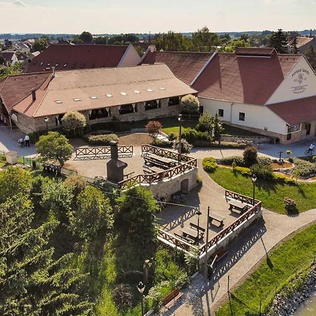 Penzion Dašické sklepy Dasice Esterno foto