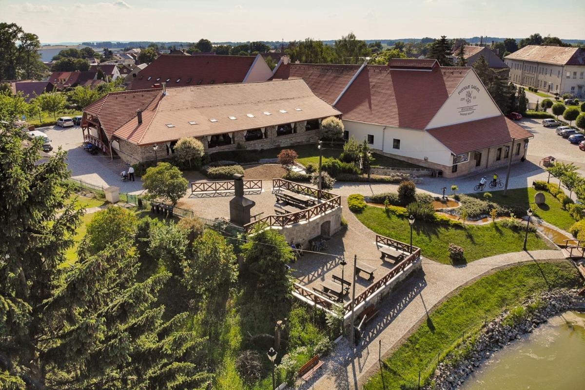 Penzion Dašické sklepy Dasice Esterno foto